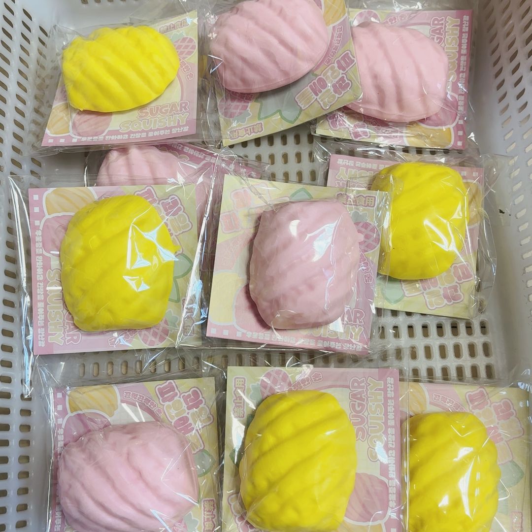 Wet and soft feel, soft and slow, simulated PU pineapple slow rebound suction finger decompression model prop gift one-piece dropshipping